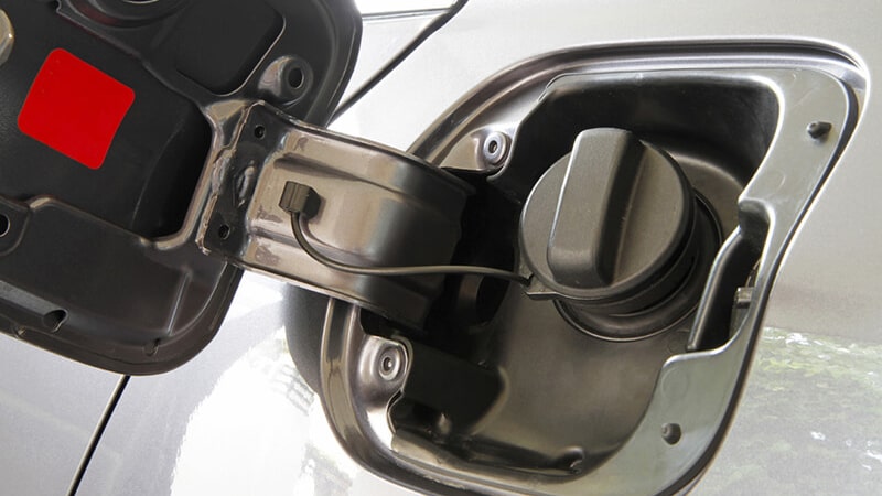 چه علائمی نشان دهنده نشت بنزین از باک خودرو می باشد؟